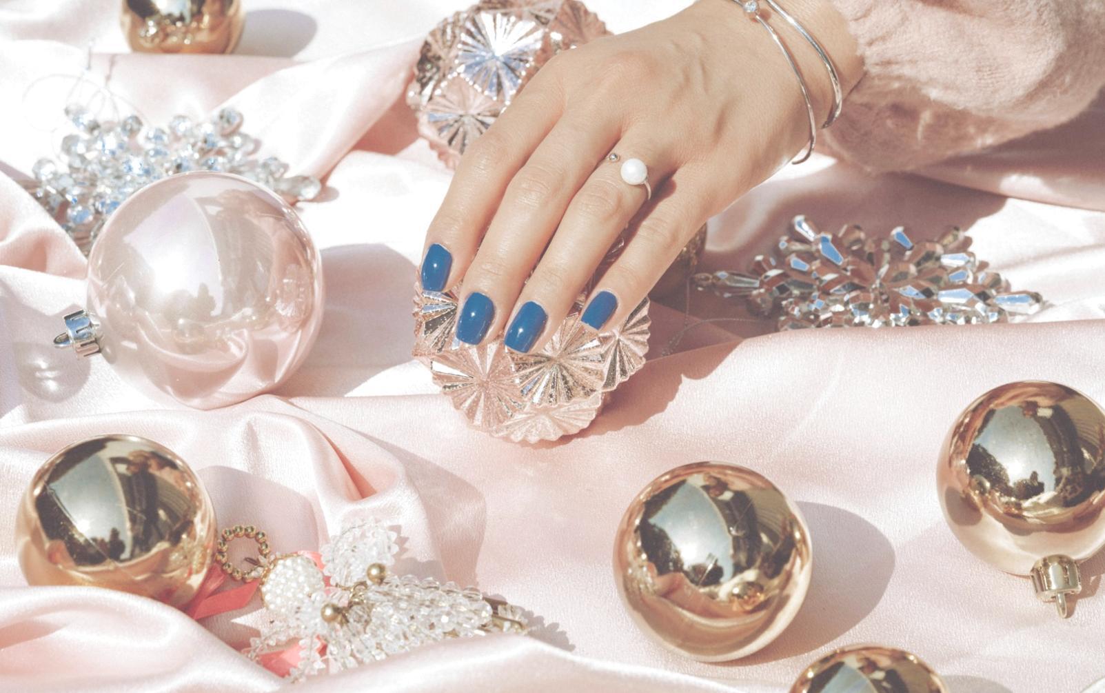 Professionelle Nageldesign-Werkzeuge und farbige Gelpolituren auf einem Arbeitstisch arrangiert